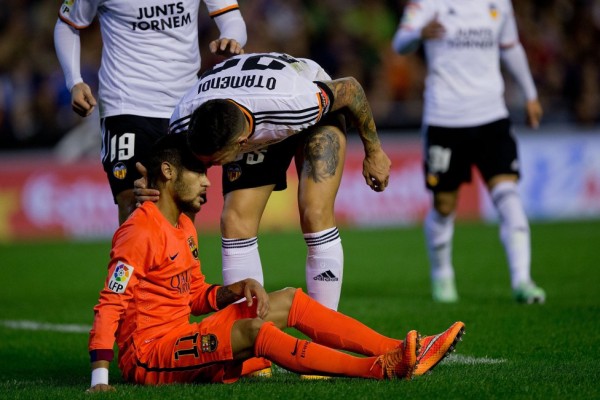 Otamendi vs Neymar in Valencia vs Barcelona