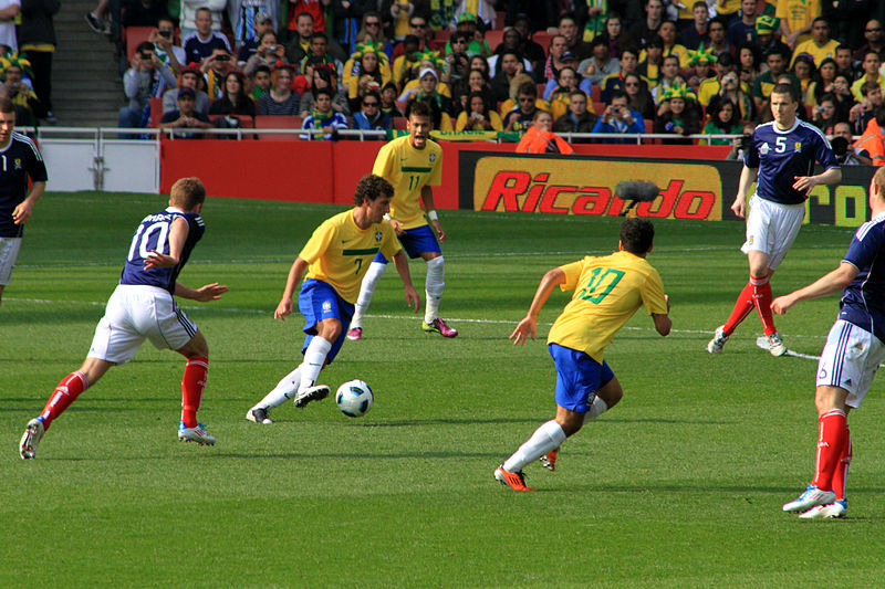 Neymar yelling to get the ball