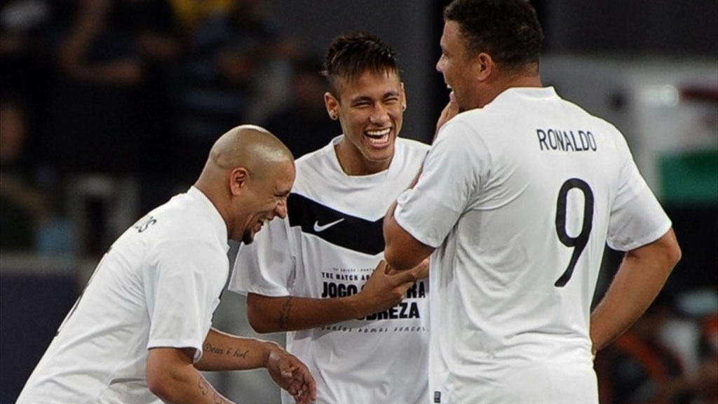 Roberto Carlos with Neymar and Ronaldo in a charity game