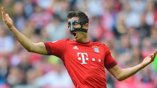 Robert Lewandowski wearing a mask