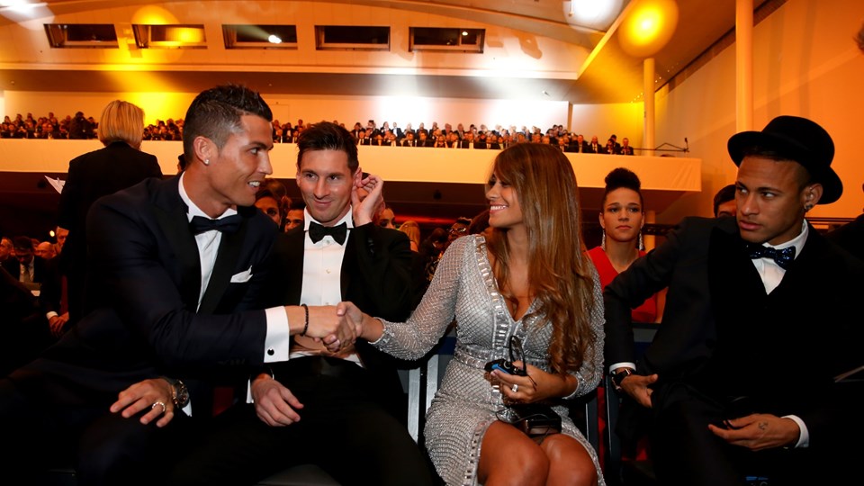 Cristiano Ronaldo greeting Messi's wife, with Neymar witnessing everything