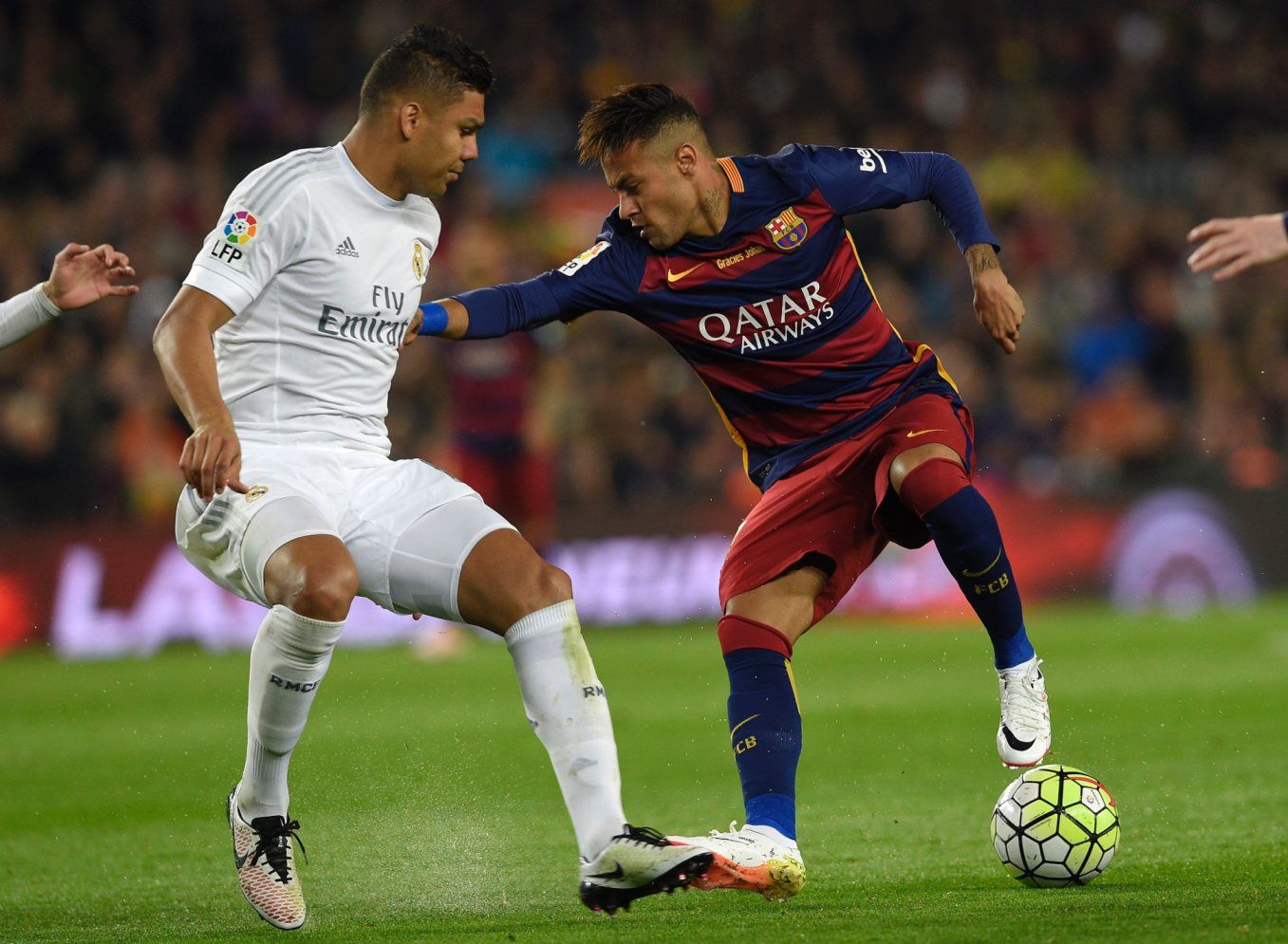 Casemiro guarding Neymar in El Clasico between Barcelona and Real Madrid