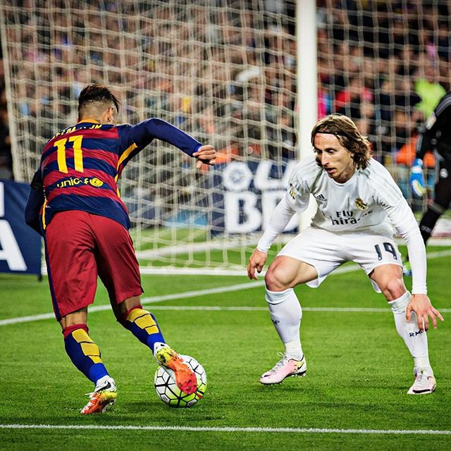 Neymar dribbling action vs Modric, in Barcelona vs Real Madrid in 2016