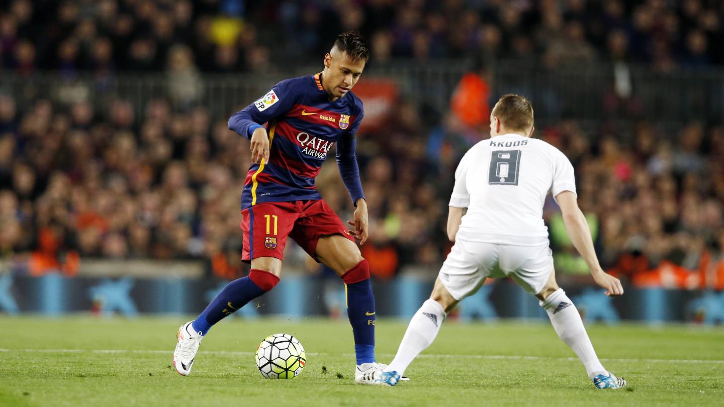 Neymar facing Toni Kroos in Barcelona vs Real Madrid in 2016