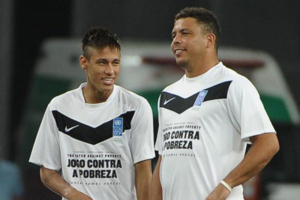 Neymar next to Ronaldo, in a Brazilian charity game