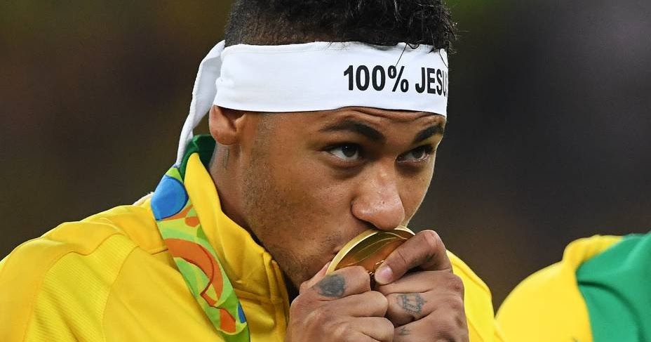 Neymar kissing his gold medal in the 2016 Olympics