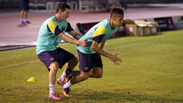 Messi pulling Neymar from behind in a Barcelona training drill
