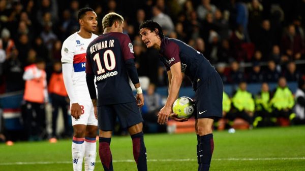 Neymar and Cavani fight for freekick and penalty taker