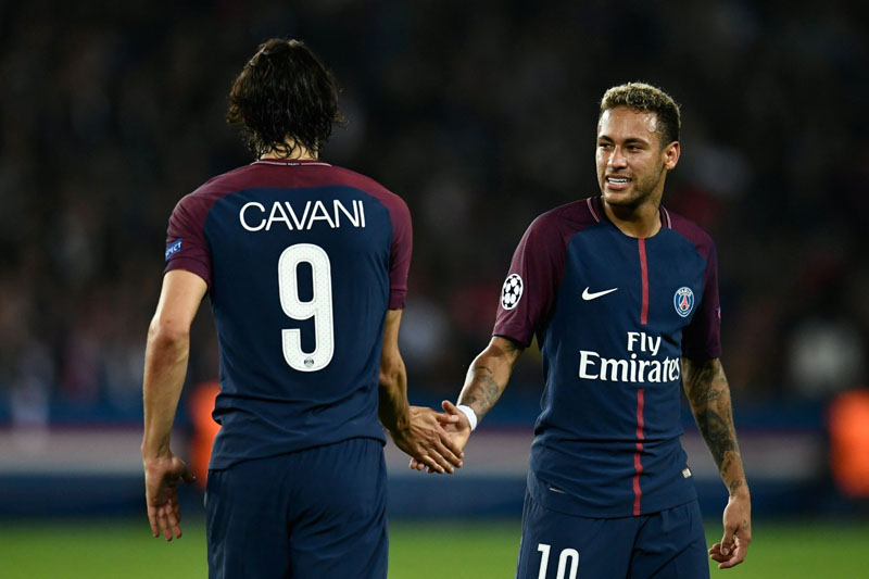 Cavani and Neymar touching hands in PSG