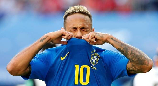 Neymar pulls his shirt up in despair