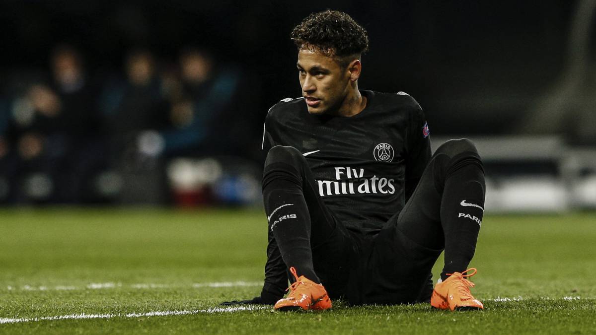 Neymar goes down in a game for PSG