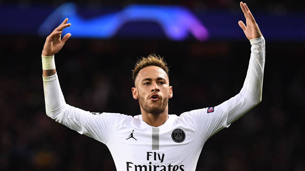 Neymar raising his arms in PSG