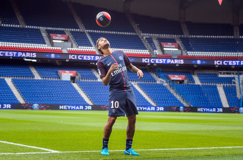 Neymar showing off his skills at PSG presentation