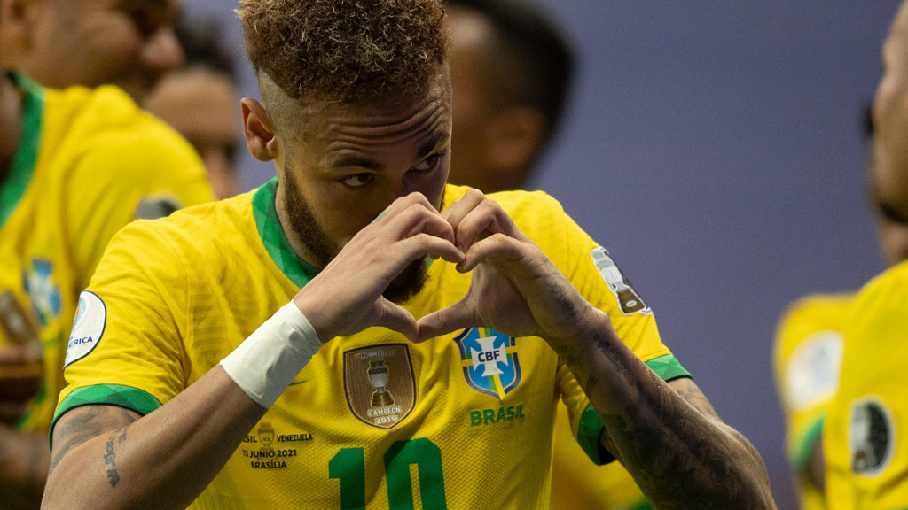 Neymar making the heart gesture with the Brazilian National Team
