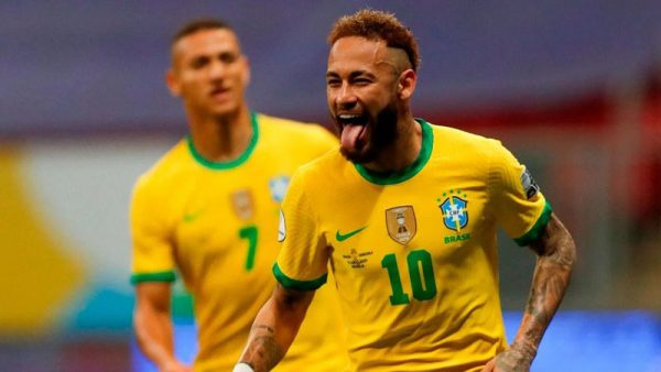 Neymar playing for Brazil in 2022