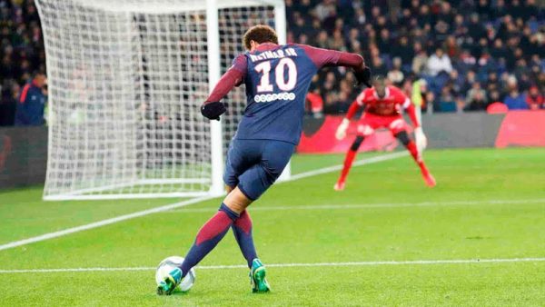 Neymar tricks in PSG