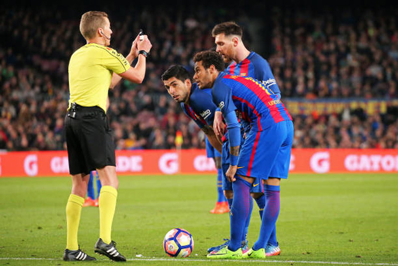 The MSN waiting for the referee